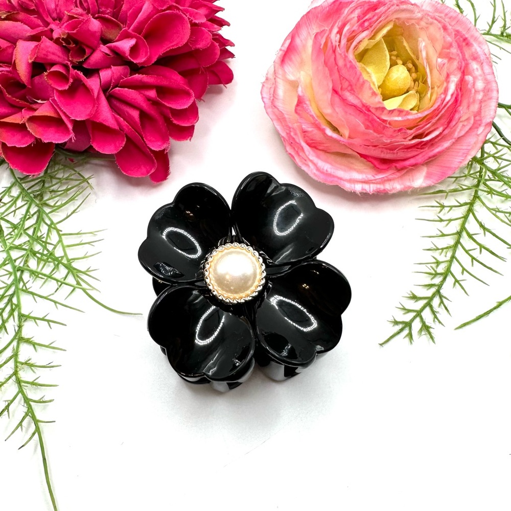 Last One!⚜️Black Camellia Hair Clip With Pearl